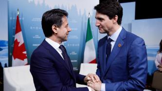 Prime Minister Trudeau shakes hands with PM Giuseppe Conte.