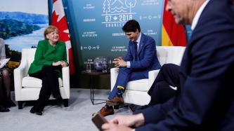 Prime Minister Trudeau sits and talks with Chancellor Angela Merkel.