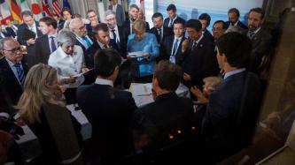 Les dirigeants du G7 discutent au sujet du Communiqué du Sommet du G7.