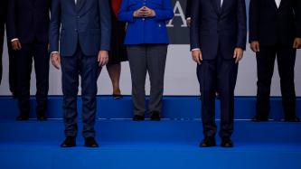 Les dirigeants de l’OTAN prennent part à la photo de groupe.
