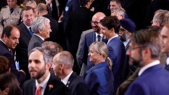 Le premier ministre Trudeau discute avec d'autres dirigeants de l’OTAN.