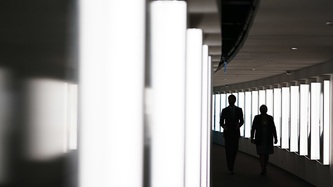Silhouettes du premier ministre Justin Trudeau et de Mme Mary Simon dans un corridor