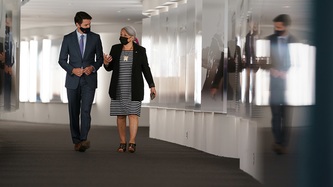 Le premier ministre Justin Trudeau et Mme Mary Simon marchent dans un corridor