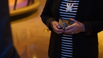 Mme Mary Simon tient un objet dans ses mains
