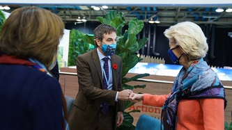 Minister Steven Guilbeault and European Commission President Ursula von der Leyen greet one another