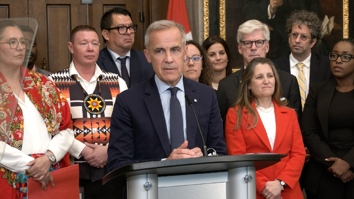 Vignette du premier ministre Carney s'exprimant sur un podium