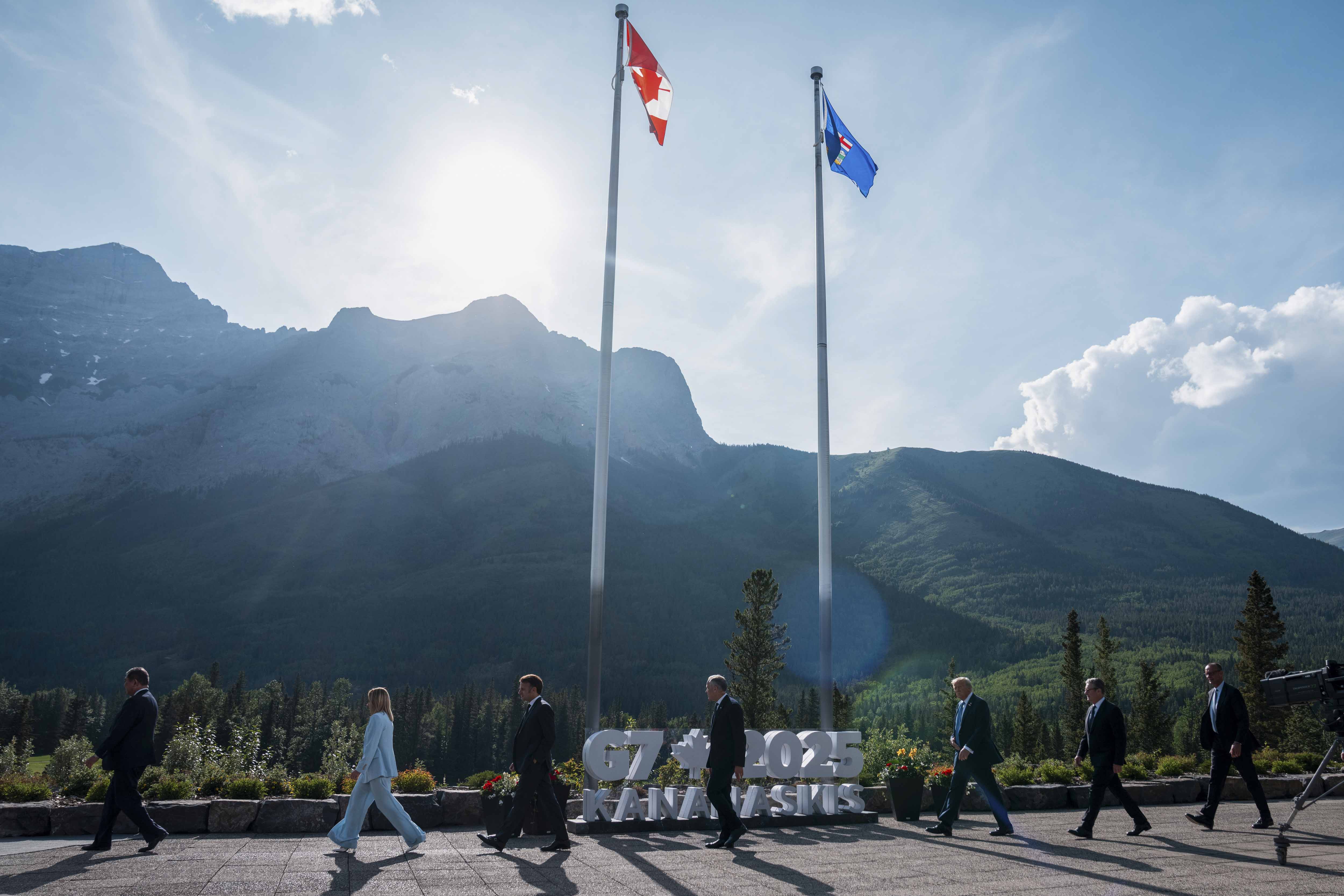 Les dirigeants du G7 passent à côté d’un panneau sur lequel est inscrit « G7 2025 Kananaskis ».