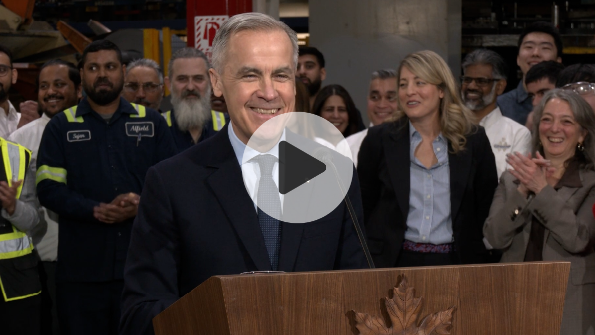 Le premier ministre Mark Carney est debout derrière un lutrin et annonce la nouvelle stratégie automobile du Canada.