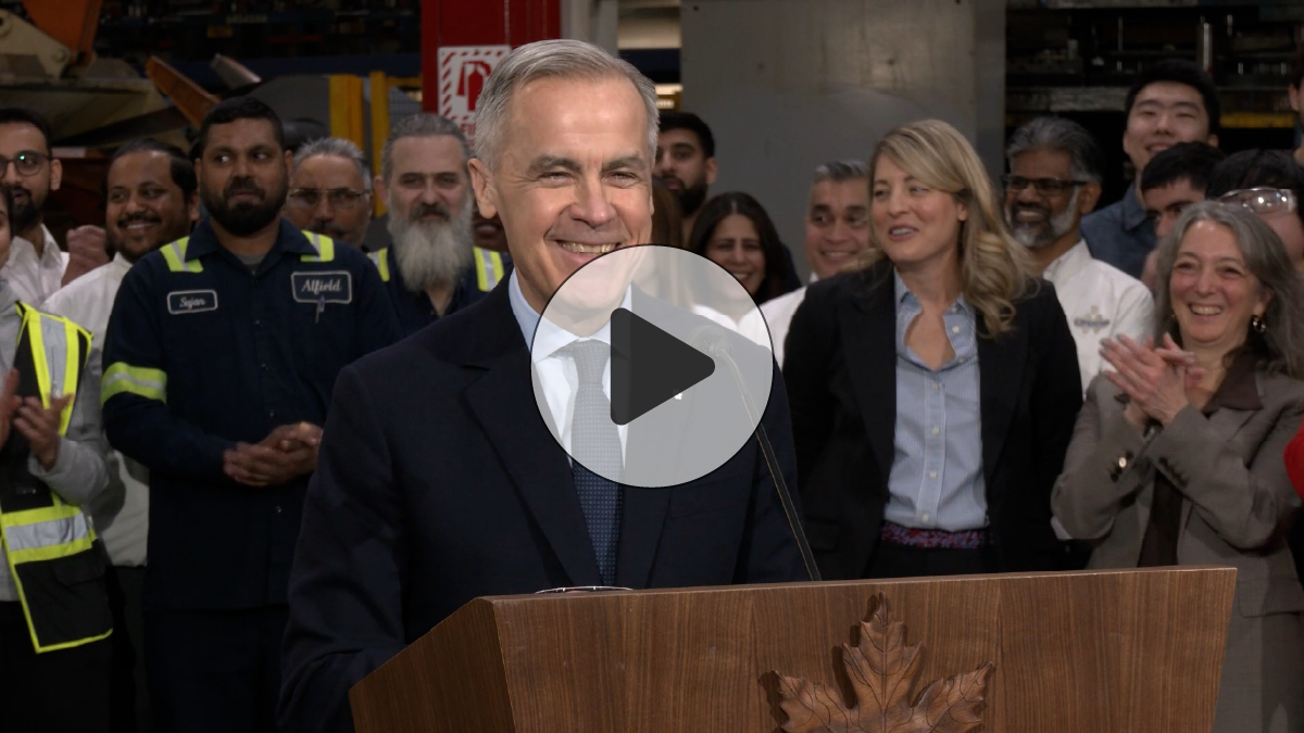 Le premier ministre Mark Carney est debout derrière un lutrin et annonce la nouvelle stratégie automobile du Canada.