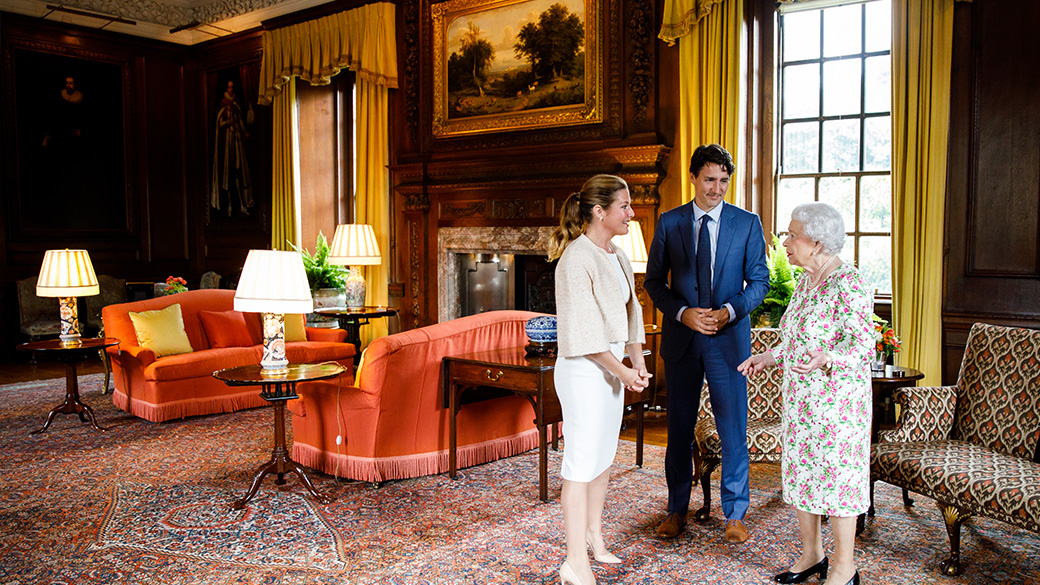 No title Prime Minister Justin Trudeau and Sophie Grégoire Trudeau meet with Her Majesty Queen Elizabeth II at the Palace of Holyroodhouse in Edinburgh, United Kingdom.