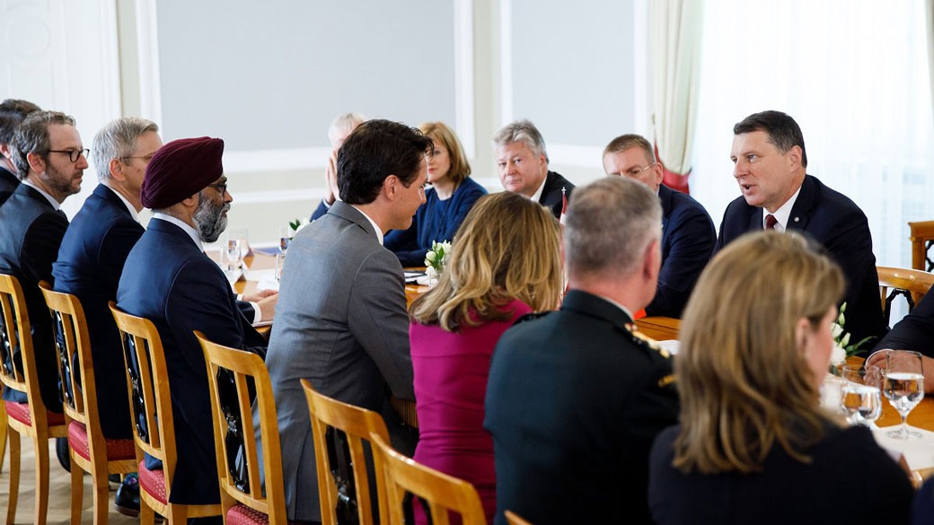 Sans titre Le PM Trudeau lors d'une rencontre avec le président de Lettonie.
