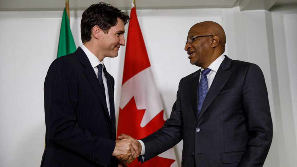 Sans titre Le PM Trudeau serre la main du PM Soumeylou Boubèye Maïga