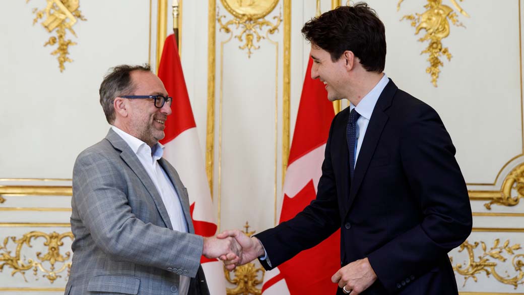 Le premier ministre Justin Trudeau serre la main de Jimmy Wales, fondateur de la fondation Wikimedia