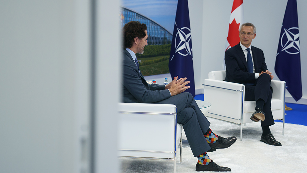 Le PM Trudeau discute avec le secrétaire général de l'OTAN, Jens Stoltenberg