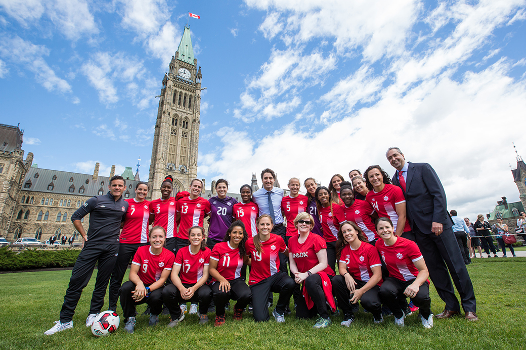 Prime Minister Justin Trudeau meets with members of Canada's women's ...