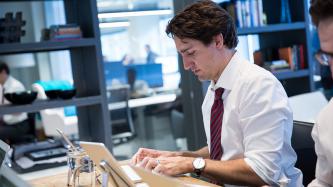 Photo numéro 3 de la galerie de photos Le premier ministre Justin Trudeau participe à une séance Twitter de Q-R sur ses premiers #100jours