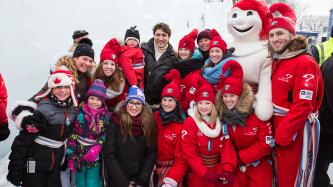 Photo numéro 1 de la galerie de photos Le premier ministre Justin Trudeau et sa famille visitent le Palais de glace de Bonhomme au Carnaval de Québec