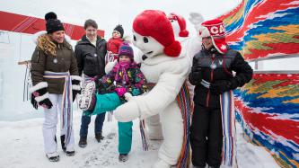 Photo numéro 2 de la galerie de photos Le premier ministre Justin Trudeau et sa famille visitent le Palais de glace de Bonhomme au Carnaval de Québec