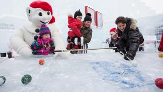 Photo numéro 3 de la galerie de photos Le premier ministre Justin Trudeau et sa famille visitent le Palais de glace de Bonhomme au Carnaval de Québec