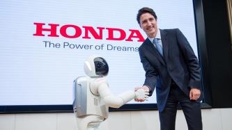 Photo number 1 from the photo gallery Prime Minister Justin Trudeau meets with Mr. Takahiro Hachigo, President of Honda Motor Co., Ltd.