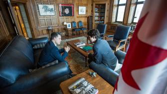 Photo numéro 1 de la galerie de photos Le premier ministre Trudeau et le député Peter Schiefke rencontrent des élèves du programme Jeunes sur la Colline de Repaires Jeunesse du Canada