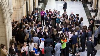 Photo numéro 2 de la galerie de photos Le premier ministre Trudeau et le député Peter Schiefke rencontrent des élèves du programme Jeunes sur la Colline de Repaires Jeunesse du Canada