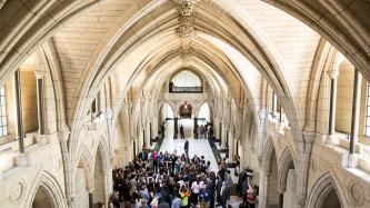 Photo numéro 3 de la galerie de photos Le premier ministre Trudeau et le député Peter Schiefke rencontrent des élèves du programme Jeunes sur la Colline de Repaires Jeunesse du Canada