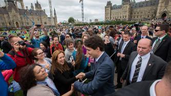 Photo number 2 from the photo gallery Prime Minister Justin Trudeau joins all Members of Parliament and Senators in a photo to commemorate the 150th anniversary of Parliament