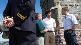 Photo number 4 from the photo gallery Prime Minister Justin Trudeau, MP Seamus O'Regan and MP Nick Whalen meet constituents and tourists at Signal Hill in St. John's