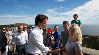 Photo number 7 from the photo gallery Prime Minister Justin Trudeau, MP Seamus O'Regan and MP Nick Whalen meet constituents and tourists at Signal Hill in St. John's