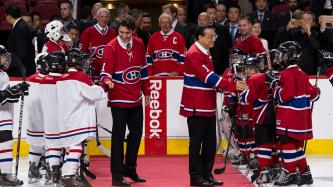 Photo number 1 from the photo gallery Prime Minister Justin Trudeau and Premier Li Keqiang attend an event with representatives of the Montréal Canadiens at the Bell Centre