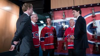 Photo number 4 from the photo gallery Prime Minister Justin Trudeau and Premier Li Keqiang attend an event with representatives of the Montréal Canadiens at the Bell Centre