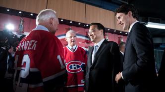Photo number 7 from the photo gallery Prime Minister Justin Trudeau and Premier Li Keqiang attend an event with representatives of the Montréal Canadiens at the Bell Centre