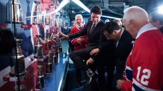 Photo number 8 from the photo gallery Prime Minister Justin Trudeau and Premier Li Keqiang attend an event with representatives of the Montréal Canadiens at the Bell Centre