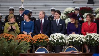Photo number 1 from the photo gallery Prime Minister Trudeau and Mrs. Grégoire Trudeau attend the welcoming ceremony for Their Royal Highnesses, the Duke and Duchess of Cambridge in Victoria, British Columbia