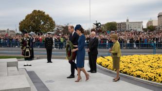 Photo number 8 from the photo gallery Prime Minister Trudeau and Mrs. Grégoire Trudeau attend the welcoming ceremony for Their Royal Highnesses, the Duke and Duchess of Cambridge in Victoria, British Columbia