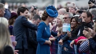 Photo number 21 from the photo gallery Prime Minister Trudeau and Mrs. Grégoire Trudeau attend the welcoming ceremony for Their Royal Highnesses, the Duke and Duchess of Cambridge in Victoria, British Columbia