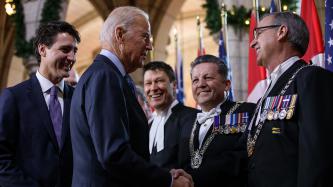 Photo numéro 1 de la galerie de photos Le premier ministre Justin Trudeau accueille le vice-président américain, Joe Biden, au Parlement du Canada