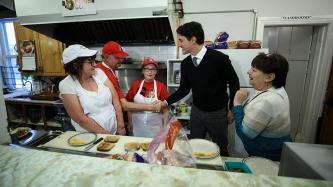 Photo numéro 1 de la galerie de photos Le premier ministre Justin Trudeau visite le restaurant Miller’s Oven à Manotick, Ontario