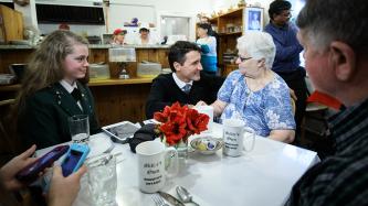 Photo numéro 3 de la galerie de photos Le premier ministre Justin Trudeau visite le restaurant Miller’s Oven à Manotick, Ontario