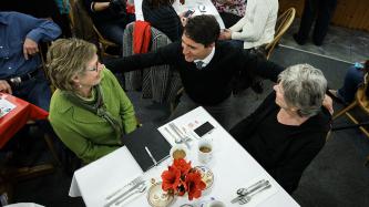 Photo numéro 4 de la galerie de photos Le premier ministre Justin Trudeau visite le restaurant Miller’s Oven à Manotick, Ontario