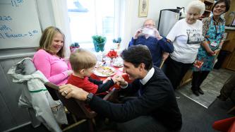 Photo numéro 5 de la galerie de photos Le premier ministre Justin Trudeau visite le restaurant Miller’s Oven à Manotick, Ontario