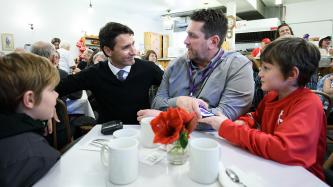 Photo numéro 6 de la galerie de photos Le premier ministre Justin Trudeau visite le restaurant Miller’s Oven à Manotick, Ontario