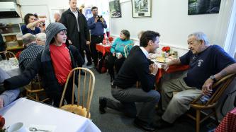 Photo numéro 7 de la galerie de photos Le premier ministre Justin Trudeau visite le restaurant Miller’s Oven à Manotick, Ontario