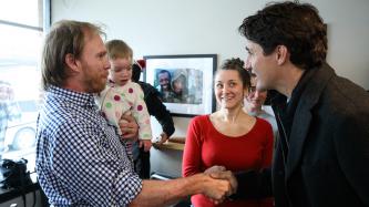 Photo numéro 1 de la galerie de photos Le premier ministre Justin Trudeau visite le café Java Blend Coffee Roasters à Halifax, en Nouvelle-Écosse