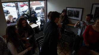 Photo numéro 2 de la galerie de photos Le premier ministre Justin Trudeau visite le café Java Blend Coffee Roasters à Halifax, en Nouvelle-Écosse