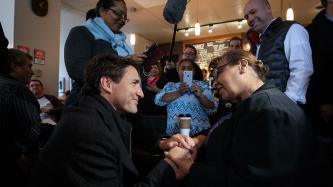 Photo numéro 3 de la galerie de photos Le premier ministre Justin Trudeau visite le café Java Blend Coffee Roasters à Halifax, en Nouvelle-Écosse