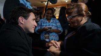 Photo numéro 4 de la galerie de photos Le premier ministre Justin Trudeau visite le café Java Blend Coffee Roasters à Halifax, en Nouvelle-Écosse