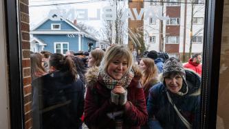 Photo numéro 5 de la galerie de photos Le premier ministre Justin Trudeau visite le café Java Blend Coffee Roasters à Halifax, en Nouvelle-Écosse