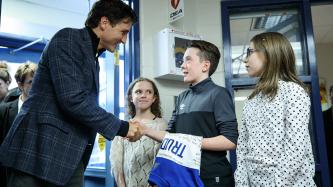Photo numéro 1 de la galerie de photos Le premier ministre Justin Trudeau rencontre les étudiants de l’école Robert H. Smith à Winnipeg, au Manitoba